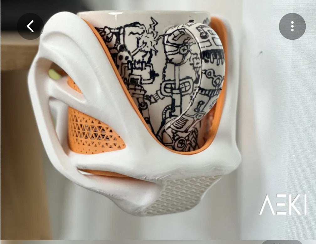 מחזיר כוסות לשולחן