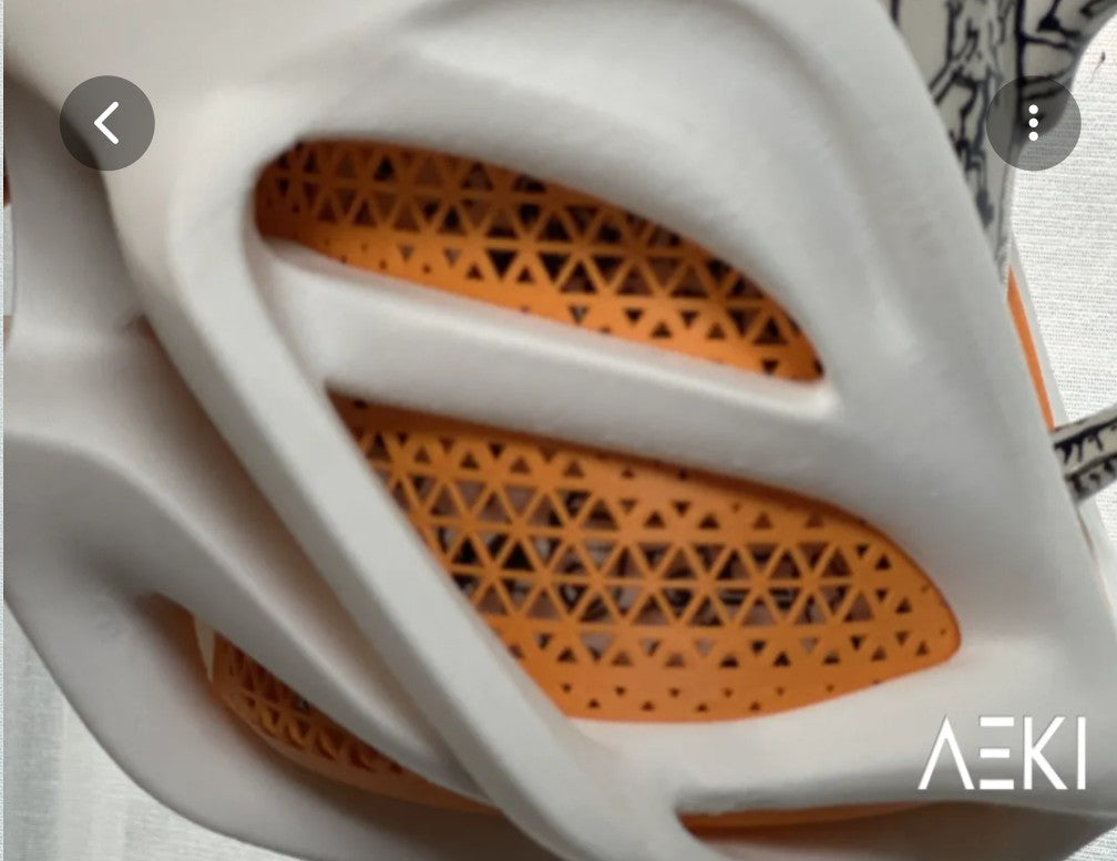 מחזיר כוסות לשולחן