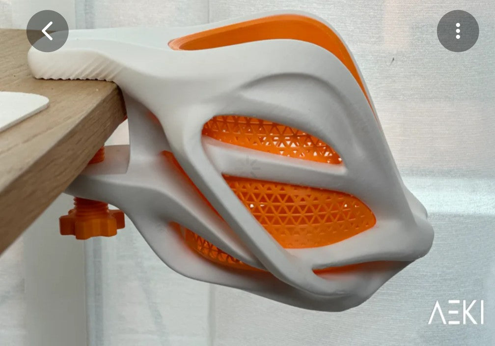 מחזיר כוסות לשולחן