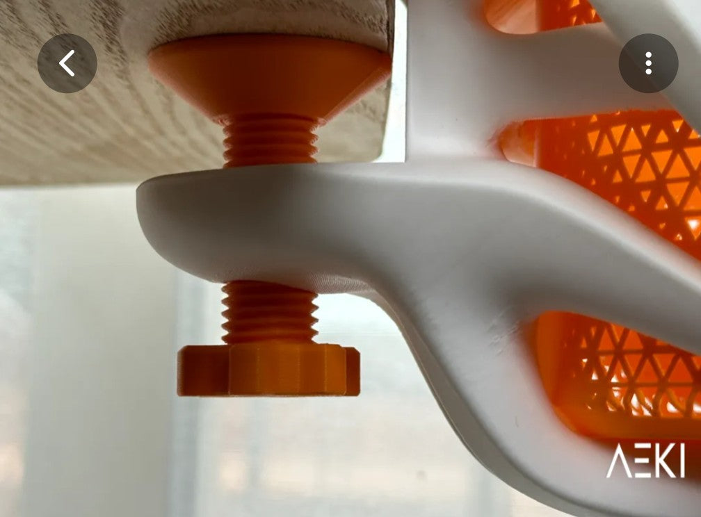 מחזיר כוסות לשולחן