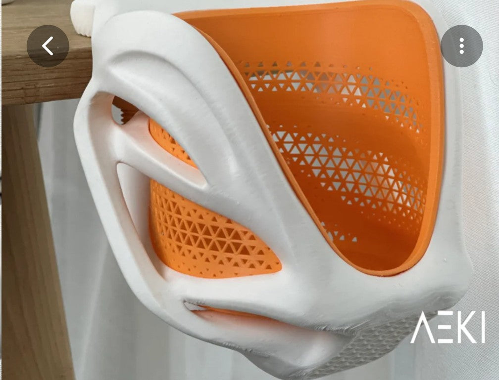 מחזיר כוסות לשולחן