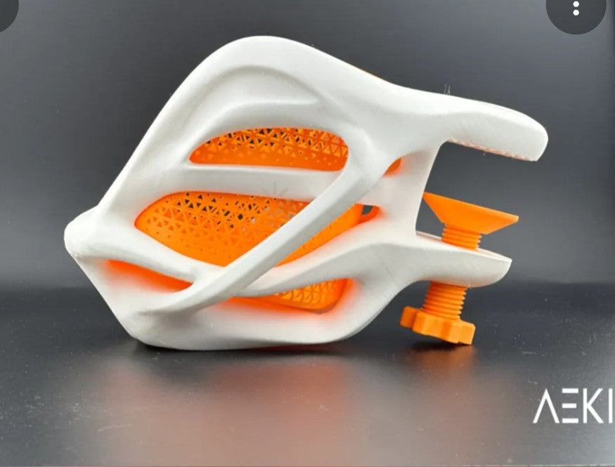 מחזיר כוסות לשולחן