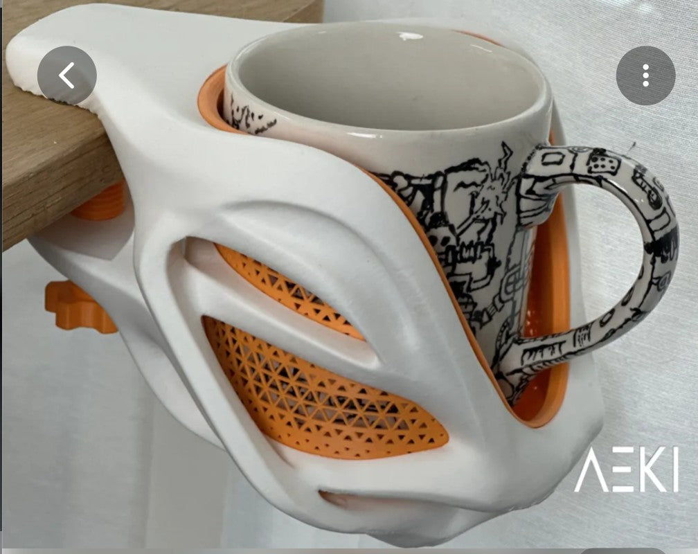 מחזיר כוסות לשולחן