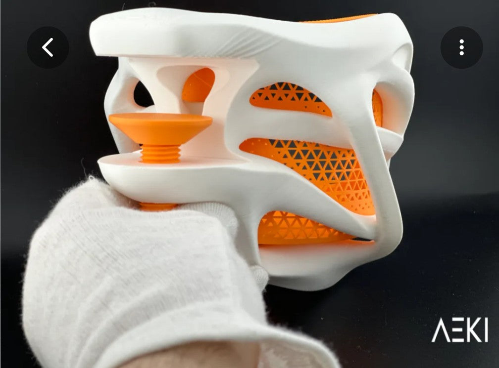 מחזיר כוסות לשולחן